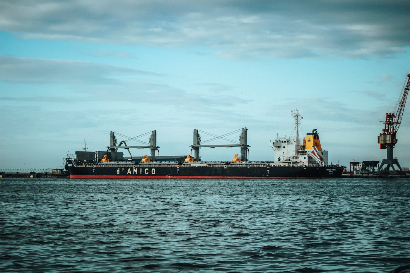 码头岸桥旁停靠的货船