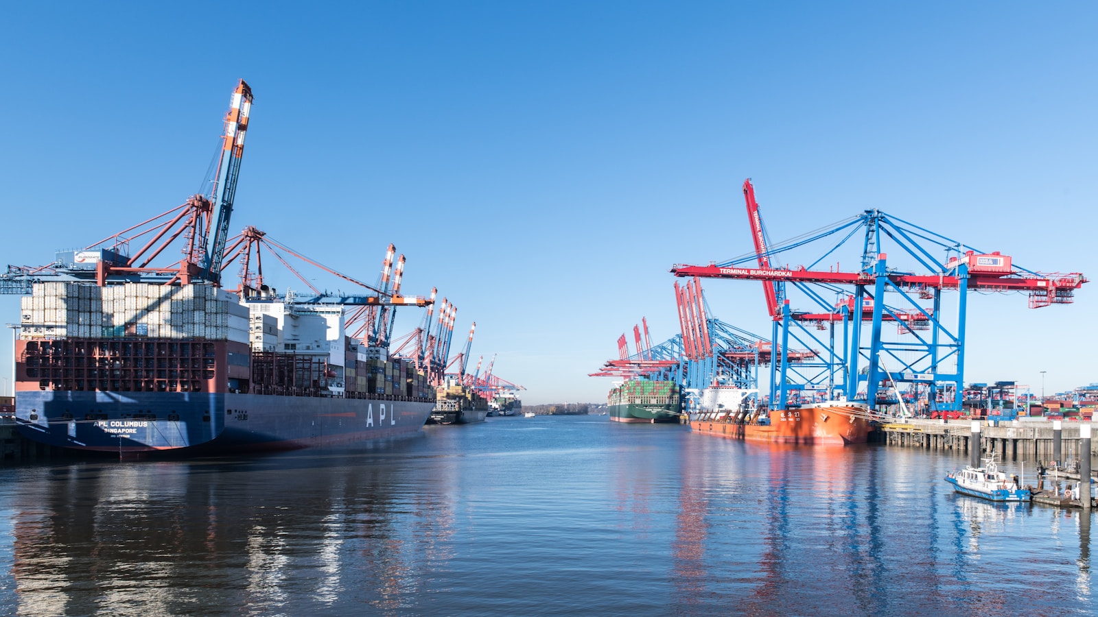 海上行驶的集装箱船队