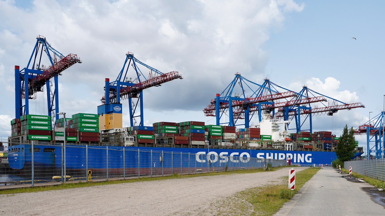 港口中的起重机与货运设施